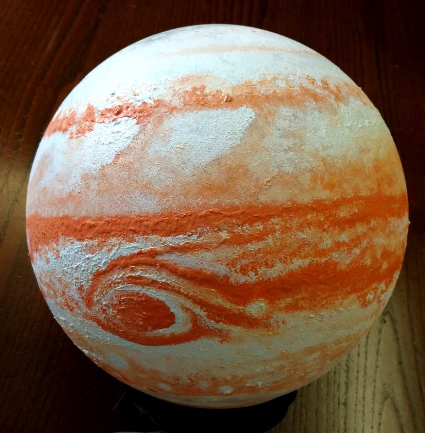 As peças são feitas com globos reciclados por uma astrofísica italiana que vive em Roma