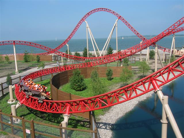 No Cedar Point, em Ohio, Estados Unidos. Não se engane com a aparência tranquila. Os viajantes experimentamcurvas a uma velocidade de 110 quilômetros por hora