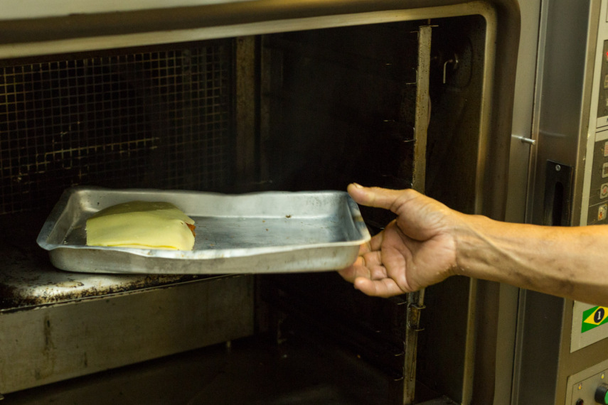 28 - Leve ao forno pré-aquecido à 180ºC por cerca de 10 minutos ou até tudo estar bem derretido