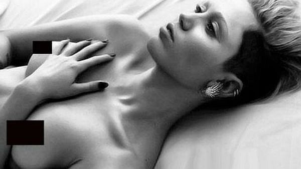 A cantora pop postou uma foto mostrando os seios, como parte da campanha Free The Nipple, que significa 