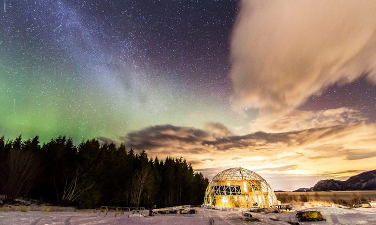 Você pode se surpreender ao saber que esta cúpula impressionante não é uma casa de férias. Chamado de Casa da Natureza, o local é residência permanente da família de Hjertefølger.