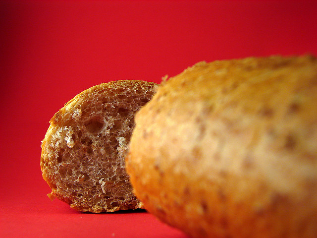 Algumas das marcas mais famosas de de pão integral oferecem produtos com mais farinha tradicional que integral. Alimentos integrais são grãos que não passam por um processo de refinamento. Comece a ler as embalagens com bastante atenção e você vai reparar que a maioria desses alimentos nas prateleiras também inclui farinha refinada na composição. É necessário estar escrito pão 100% integral.