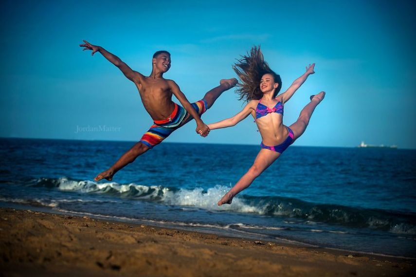 Tiny Dancers Among Us é uma série de imagens do fotógrafo Jordan Matter 