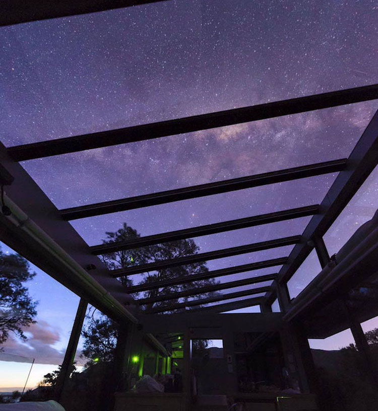 Ambientalmente amigável, ela é feita de vidro, com WiFi, e recepção de telefone celular intencionalmente inalcançável, convida os visitantes a dar toda a sua atenção ao seu ambiente estrelado.