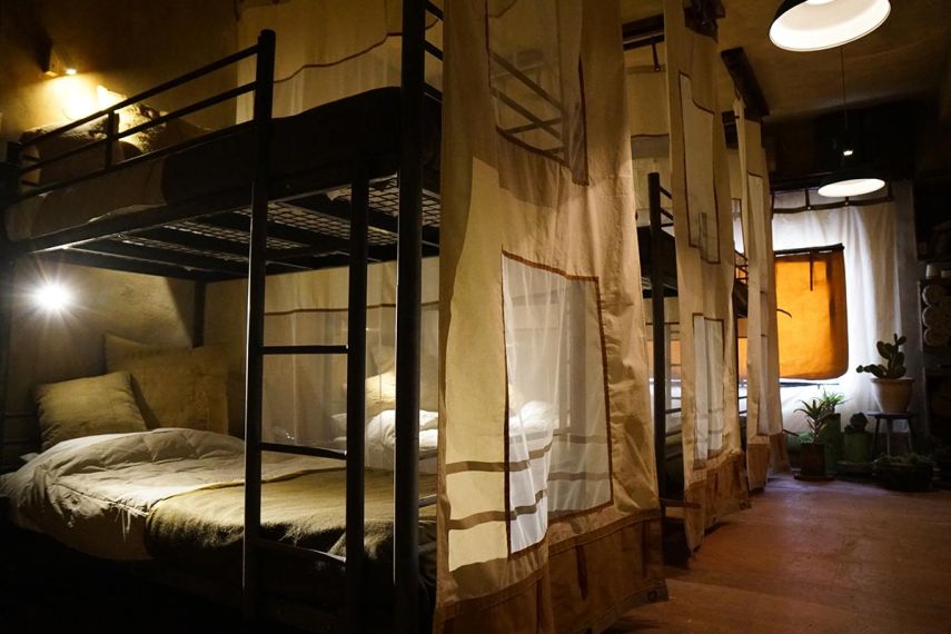 A abertura de um hotel repleto de obras do artista Banksy  que fica Belém, tem causado reações controversas e ainda recebeu  a alcunha de ter a 