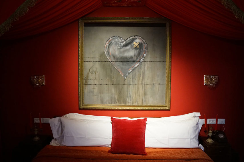 A abertura de um hotel repleto de obras do artista Banksy  que fica Belém, tem causado reações controversas e ainda recebeu  a alcunha de ter a 