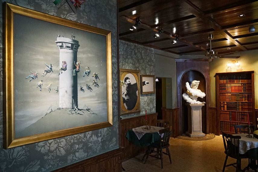 A abertura de um hotel repleto de obras do artista Banksy  que fica Belém, tem causado reações controversas e ainda recebeu  a alcunha de ter a 