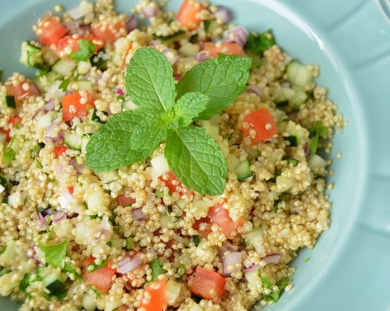 Você pode substituir aquele bife vencido com papelão por bastante quinoa, por exemplo. Ela tem aminoácidos essenciais para o organismo!