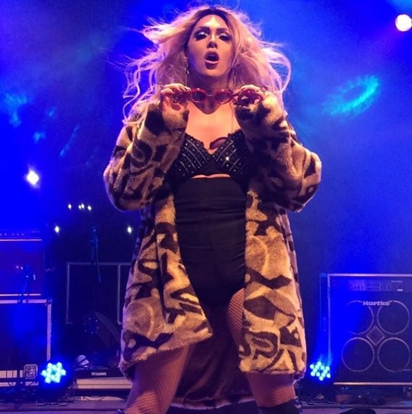 Sarah Mitch é cantora, compositora e drag queen. Acompanhe @eusarahmitch no Instagram