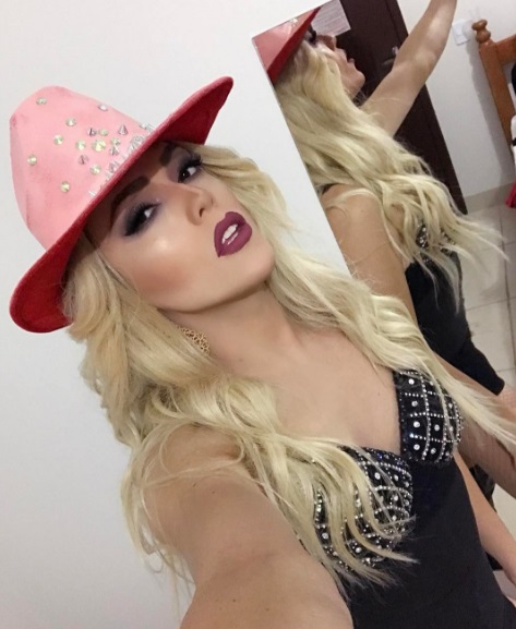 Sarah Mitch é cantora, compositora e drag queen. Acompanhe @eusarahmitch no Instagram