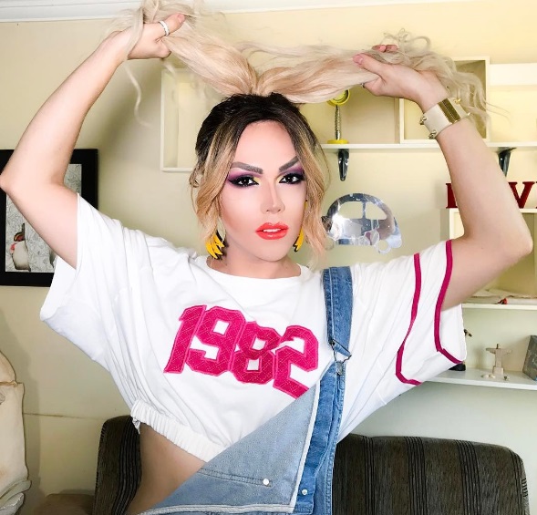 Sarah Mitch é cantora, compositora e drag queen. Acompanhe @eusarahmitch no Instagram