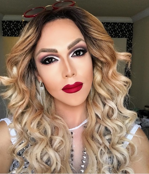 Sarah Mitch é cantora, compositora e drag queen. Acompanhe @eusarahmitch no Instagram