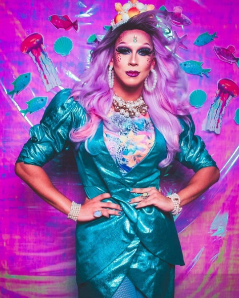 Rafael Mello é publicitário e responsável pela criação da drag queen Sarah Vika. Para quem quiser acompanhar o trabalho, existe o canal no Youtube Faz Cara de Vika e @sarahvikaqueen no Instagram