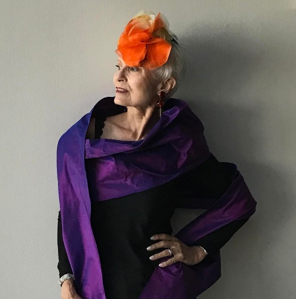 Aos 74 anos, Judith comanda o blog Style Crone. No Instagram, ela é @stylecrone e tem mais de 25 mil seguidores