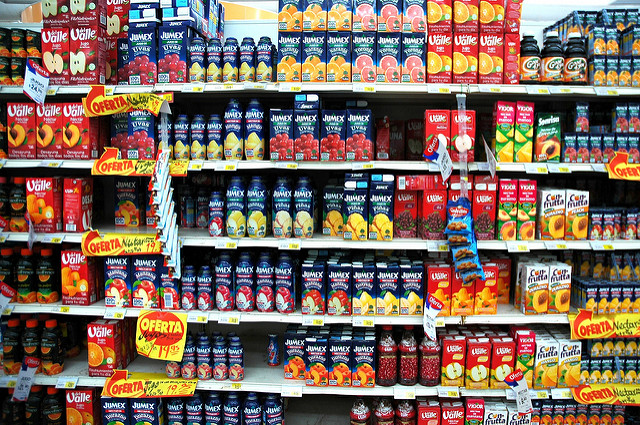 Opção saudável? Nem sempre. O suco de caixinha ou garrafinha que você consome pode ser néctar ou refresco. A diferença é que o néctar conta com no mínimo 30% de polpa ou suco de fruta, enquanto o refresco possui entre 0,02% a 30% de polpa ou suco de fruta. Para ser considerado suco, a bebida deve ter ao menos metade da sua composição de frutas. Isso sem falar no caso de você comprar um suco de tangerina e levar um suco de maçã, aromatizante de tangerina e açúcar. Fique atento.