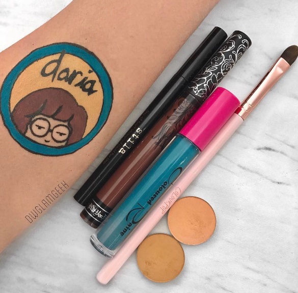 Daisy Weigt é um sucesso no Instagram (@dwglamgeek) exatamente por causa de suas criações na hora de fazer o swatch - comparativos de cores na pele