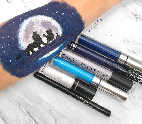 Daisy Weigt é um sucesso no Instagram (@dwglamgeek) exatamente por causa de suas criações na hora de fazer o swatch - comparativos de cores na pele