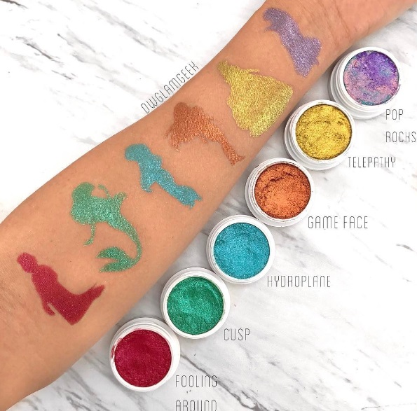 Daisy Weigt é um sucesso no Instagram (@dwglamgeek) exatamente por causa de suas criações na hora de fazer o swatch - comparativos de cores na pele