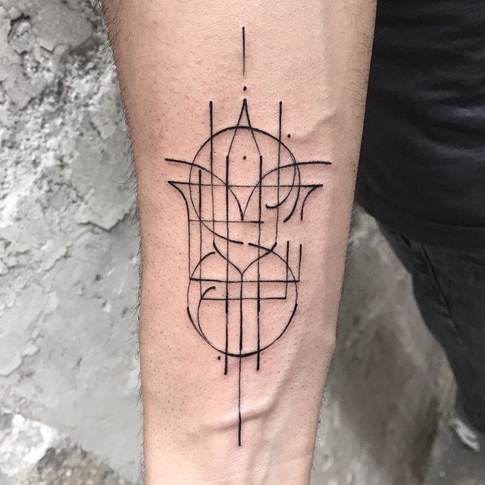 Leo especializou seu trabalho em tatuagens tipográficas em linhas finas e letras entrelaçadas