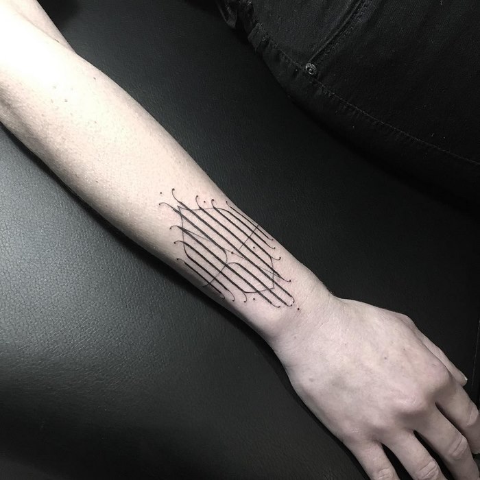 Leo especializou seu trabalho em tatuagens tipográficas em linhas finas e letras entrelaçadas