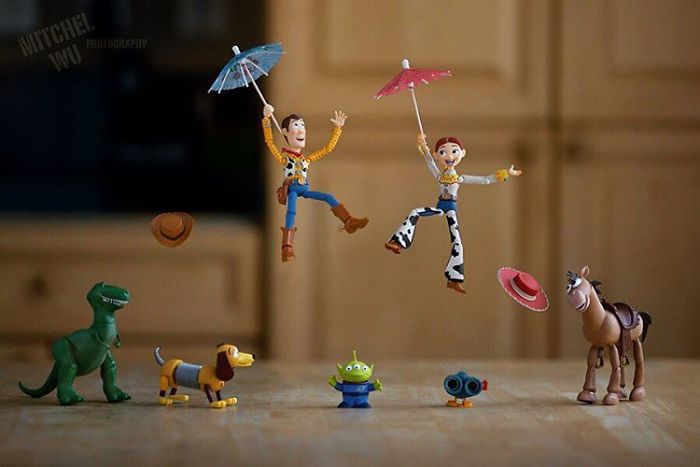 Mitchel Wu é um fotógrafo especializado em fotos de brinquedos e adora criar histórias e aventuras usando os divertidos bonecos dos personagens de Toy Story