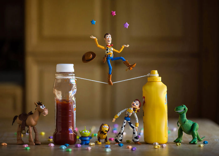 Mitchel Wu é um fotógrafo especializado em fotos de brinquedos e adora criar histórias e aventuras usando os divertidos bonecos dos personagens de Toy Story