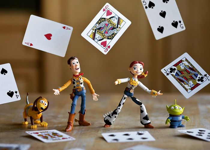Mitchel Wu é um fotógrafo especializado em fotos de brinquedos e adora criar histórias e aventuras usando os divertidos bonecos dos personagens de Toy Story
