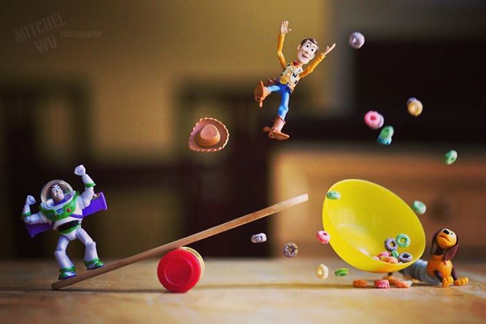 Mitchel Wu é um fotógrafo especializado em fotos de brinquedos e adora criar histórias e aventuras usando os divertidos bonecos dos personagens de Toy Story