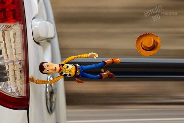 Mitchel Wu é um fotógrafo especializado em fotos de brinquedos e adora criar histórias e aventuras usando os divertidos bonecos dos personagens de Toy Story