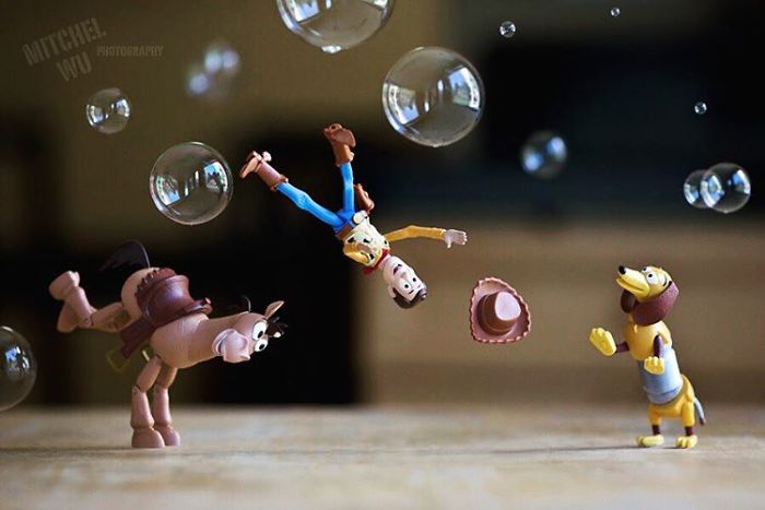 Mitchel Wu é um fotógrafo especializado em fotos de brinquedos e adora criar histórias e aventuras usando os divertidos bonecos dos personagens de Toy Story