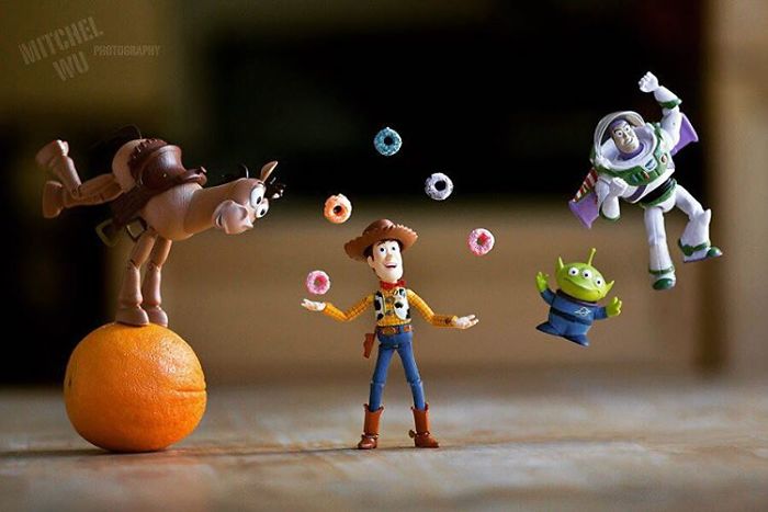 Mitchel Wu é um fotógrafo especializado em fotos de brinquedos e adora criar histórias e aventuras usando os divertidos bonecos dos personagens de Toy Story