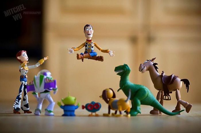 Mitchel Wu é um fotógrafo especializado em fotos de brinquedos e adora criar histórias e aventuras usando os divertidos bonecos dos personagens de Toy Story