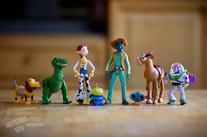 Mitchel Wu é um fotógrafo especializado em fotos de brinquedos e adora criar histórias e aventuras usando os divertidos bonecos dos personagens de Toy Story