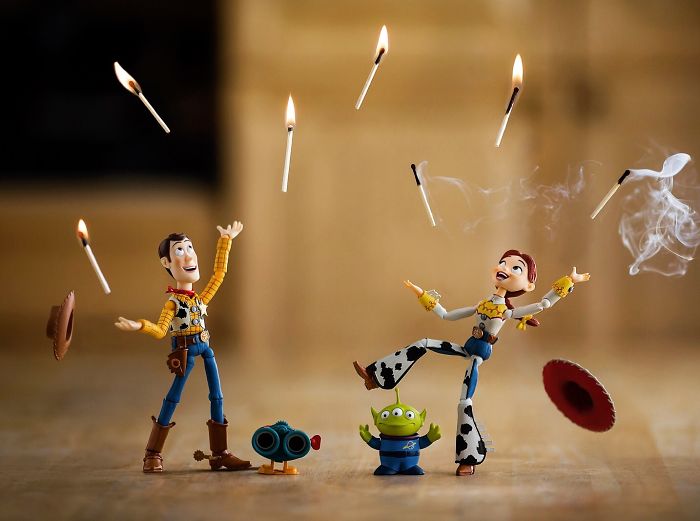 Mitchel Wu é um fotógrafo especializado em fotos de brinquedos e adora criar histórias e aventuras usando os divertidos bonecos dos personagens de Toy Story