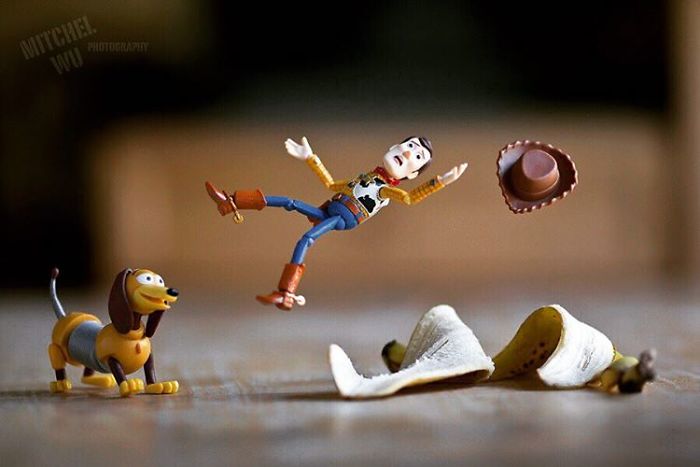 Mitchel Wu é um fotógrafo especializado em fotos de brinquedos e adora criar histórias e aventuras usando os divertidos bonecos dos personagens de Toy Story