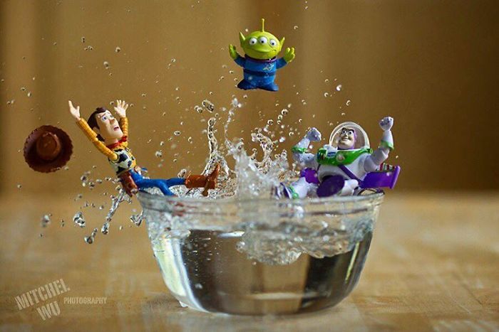 Mitchel Wu é um fotógrafo especializado em fotos de brinquedos e adora criar histórias e aventuras usando os divertidos bonecos dos personagens de Toy Story