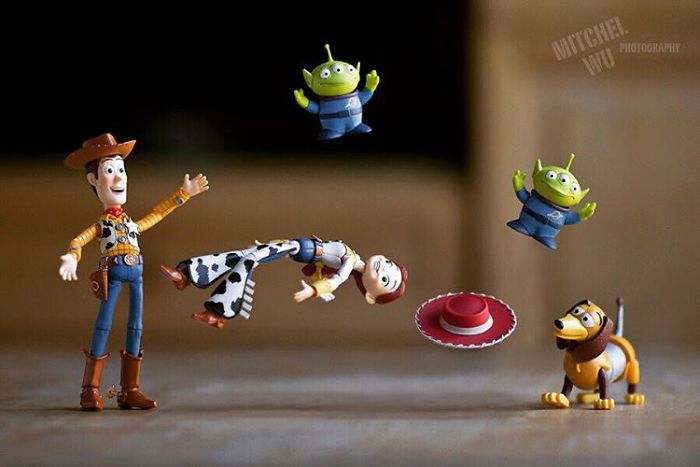 Mitchel Wu é um fotógrafo especializado em fotos de brinquedos e adora criar histórias e aventuras usando os divertidos bonecos dos personagens de Toy Story