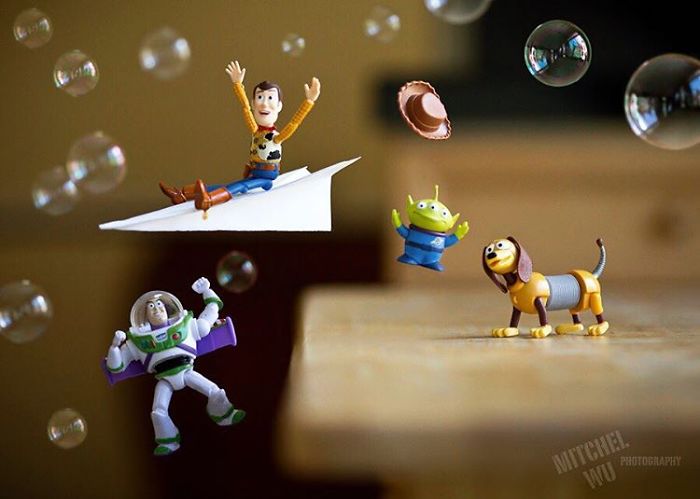 Mitchel Wu é um fotógrafo especializado em fotos de brinquedos e adora criar histórias e aventuras usando os divertidos bonecos dos personagens de Toy Story