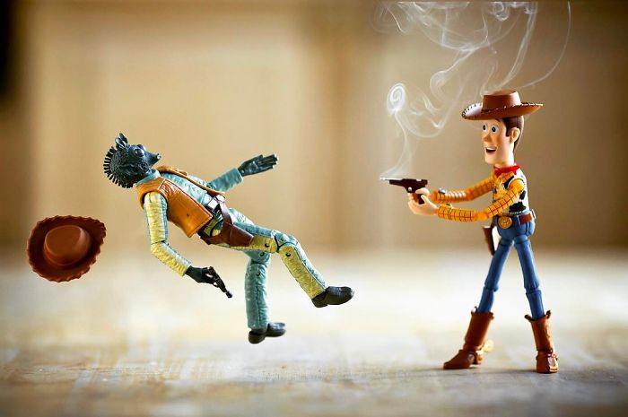 Mitchel Wu é um fotógrafo especializado em fotos de brinquedos e adora criar histórias e aventuras usando os divertidos bonecos dos personagens de Toy Story