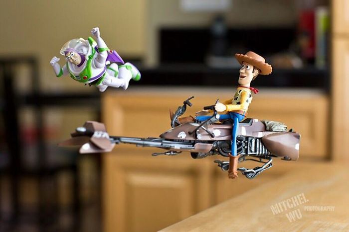 Mitchel Wu é um fotógrafo especializado em fotos de brinquedos e adora criar histórias e aventuras usando os divertidos bonecos dos personagens de Toy Story