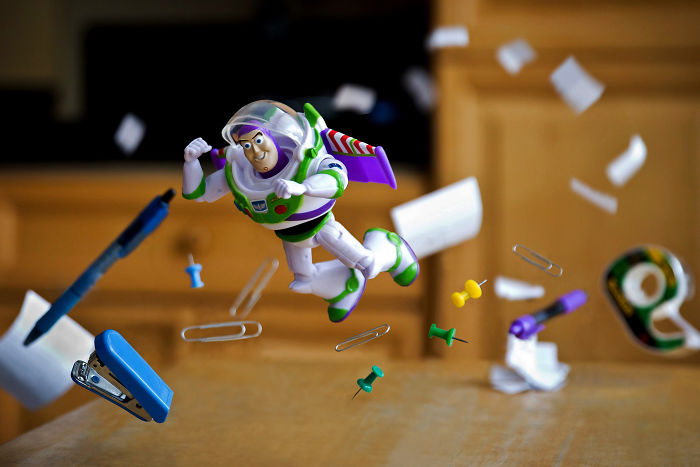 Mitchel Wu é um fotógrafo especializado em fotos de brinquedos e adora criar histórias e aventuras usando os divertidos bonecos dos personagens de Toy Story