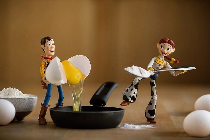 Mitchel Wu é um fotógrafo especializado em fotos de brinquedos e adora criar histórias e aventuras usando os divertidos bonecos dos personagens de Toy Story