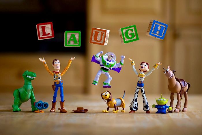Mitchel Wu é um fotógrafo especializado em fotos de brinquedos e adora criar histórias e aventuras usando os divertidos bonecos dos personagens de Toy Story