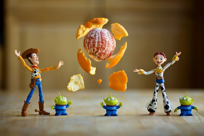 Mitchel Wu é um fotógrafo especializado em fotos de brinquedos e adora criar histórias e aventuras usando os divertidos bonecos dos personagens de Toy Story
