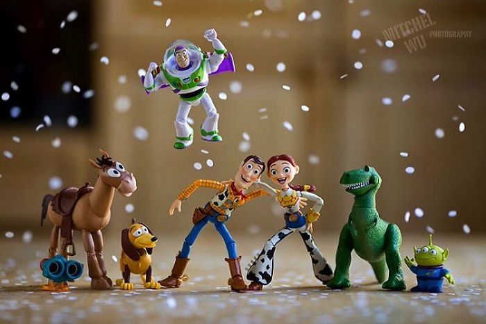 Mitchel Wu é um fotógrafo especializado em fotos de brinquedos e adora criar histórias e aventuras usando os divertidos bonecos dos personagens de Toy Story