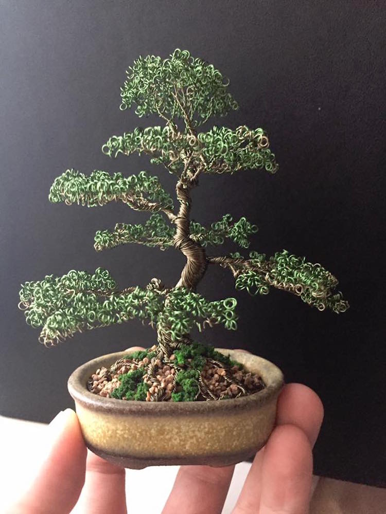 Ótima opção para quem ainda planeja ter um bonsai de verdade em casa. Trabalho incrível do artista Matthew Gollop :)