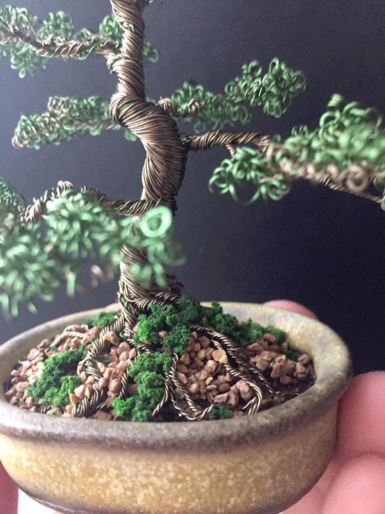 Ótima opção para quem ainda planeja ter um bonsai de verdade em casa. Trabalho incrível do artista Matthew Gollop :)