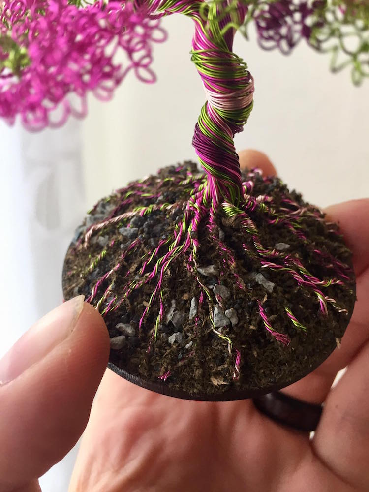 Ótima opção para quem ainda planeja ter um bonsai de verdade em casa. Trabalho incrível do artista Matthew Gollop :)
