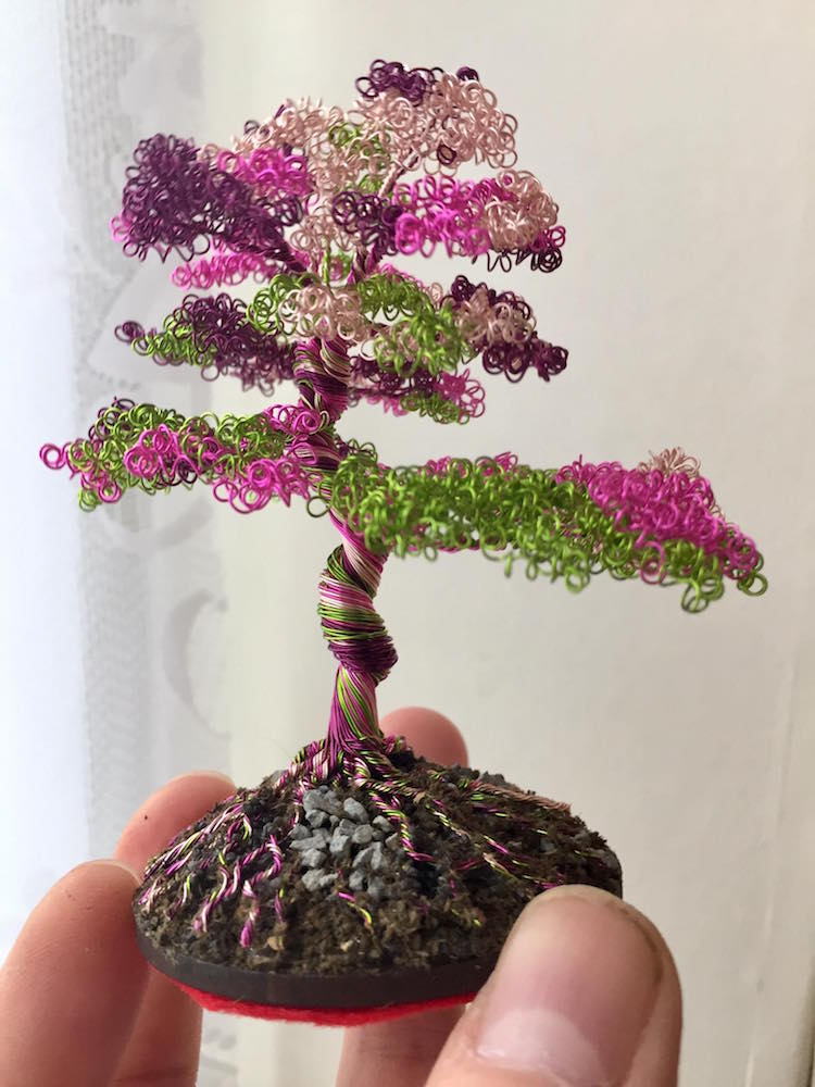 Ótima opção para quem ainda planeja ter um bonsai de verdade em casa. Trabalho incrível do artista Matthew Gollop :)