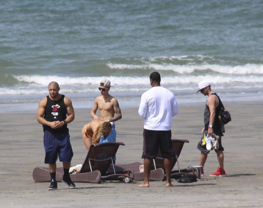 Bieber aterrorizou os vizinhos quando morava em Calabasas, na Califórnia. Eles reclamavam que ele dirigia em alta velocidade pelo condomínio com seus carrões e motos e ele chegou a ser processado por jogar ovos na casa de um vizinho, em 2014.